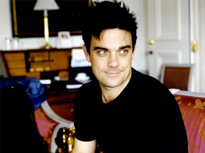 Ο Robbie Williams βγαίνει στο κουρμπέτι…