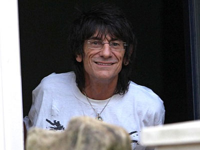 Ο Ronnie Wood χαμογελά μετά τον χωρισμό