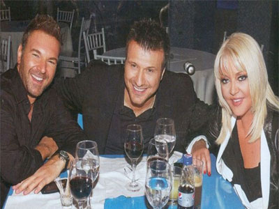 H Ρούλα Κορομηλά και η παρέα της