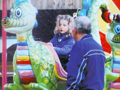 Η μικρή Αναστασία Ρουβά στο λούνα παρκ