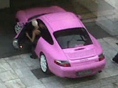 Μια ροζ Πόρσε στη Βουλή!