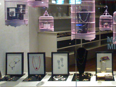 Προσπάθησε να πουλήσει κλεμμένα κοσμήματα στον ιδιοκτήτη τους!