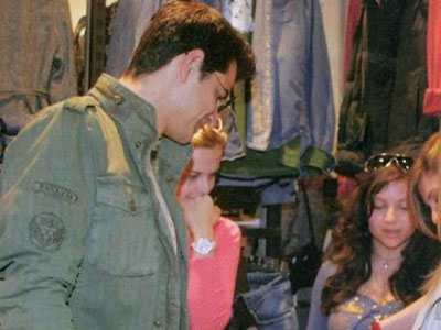 Προωθεί την κολεξιόν του ο Sakis