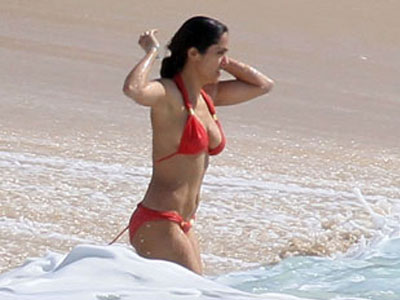 Η Salma Hayek με την κόρη της στην παραλία