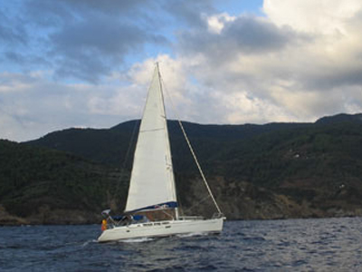 Ιστιοφόρο έπλεε ακυβέρνητο ανοιχτά της Σύρου