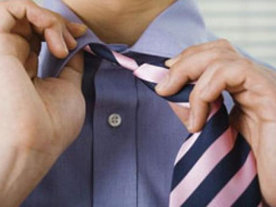 Ο κοντός με τη γραβάτα