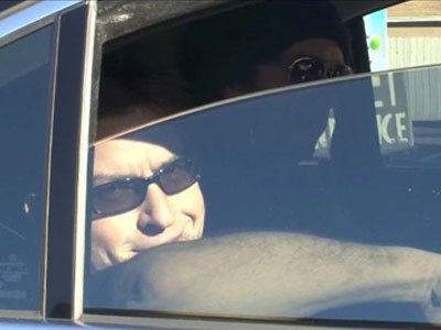 Ο Charlie Sheen συνεχίζει τη ζωή του