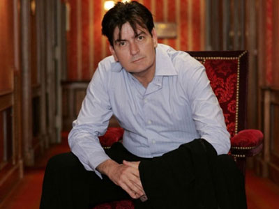 Συμφώνησε να συνεχίσει ο Charlie Sheen