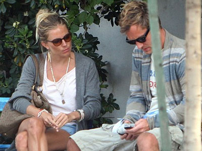 Δεν παίρνει τα μάτια του από πάνω της