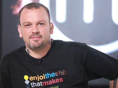 Κορίτσια ο Σκαρμούτσος έχει δεσμό