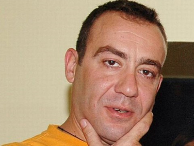 Καλυβάτσης και στο θέατρο