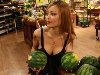 Η Tila Tequila ψωνίζει για το σπίτι…