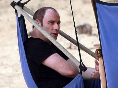 Ο Travolta χωρίς περούκα