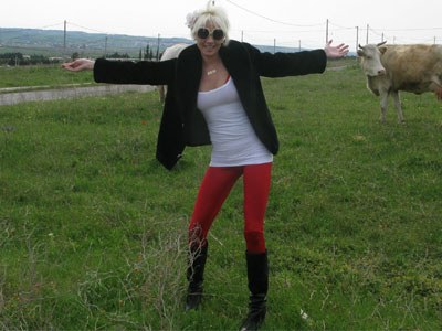 Η Τζούλια βόσκει αγελάδες