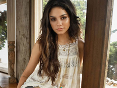 Η Vanessa Hudgens μηνύει site