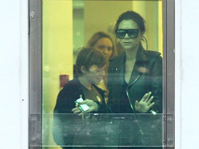 Η Victoria Beckham δεν ξέρει πως λειτουργεί μια πόρτα!