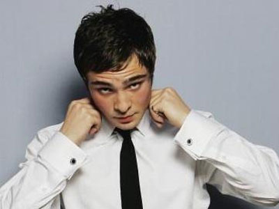 Ο Ed Westwick κλέβει την γκαρνταρόμπα