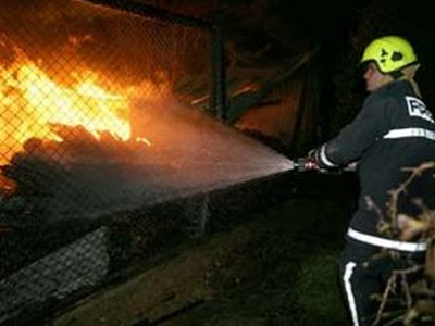 Φωτιά σε αποθήκη με υλικά οικοδομών