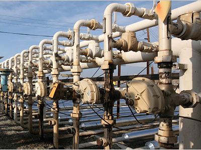 «Βούτηξε» το αργό, πιέζεται και το δολάριο