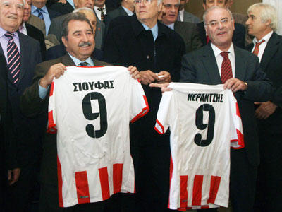 Ο κος γενικός… και η φανέλα με το νούμερο εννιά!