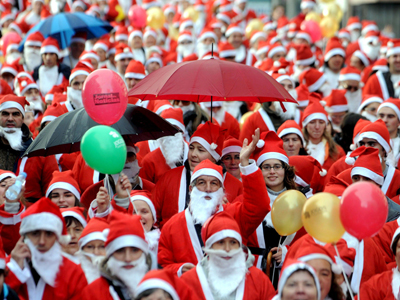 Ρεκόρ για φιλανθρωπικό σκοπό από 14.000 Άγιους Βασίληδες