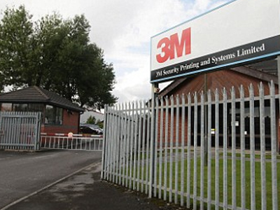 Γάλλοι εργαζόμενοι κρατούν όμηρο το διευθυντή τους