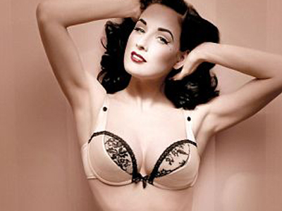 Ο ρομαντισμός των 40s στα εσώρουχά σας