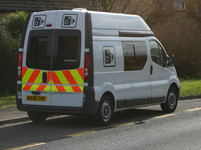 Μοτοσικλετιστής επιτέθηκε σε κάμερες ασφαλείας