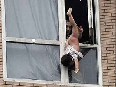 Ναρκομανής απειλεί να σκοτώσει τη 2χρονη κόρη του