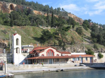 Παπάς έψαχνε για θησαυρό κάτω από το καμπαναριό εκκλησίας