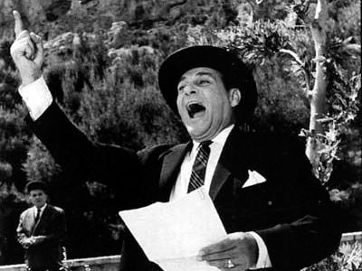 Μας έριξαν τα σκάνδαλα