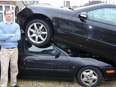 Πάρκαρε πάνω στο αυτοκίνητο του γείτονα