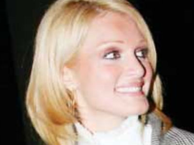 Είναι μόνη της;