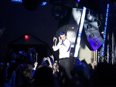 Ο Πετρέλης τραγούδησε για τους Έλληνες ομογενείς