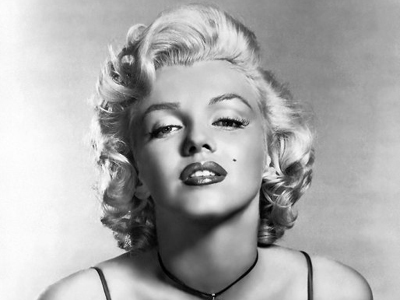 H ξανθιά του …καφενείου