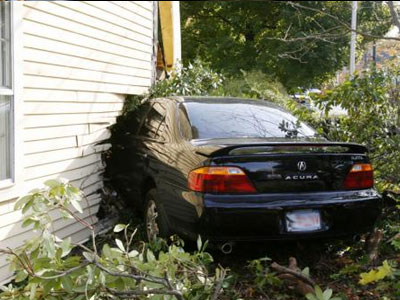 Έπεσε με το αυτοκίνητό της σε σπίτι και συνέχισε να πίνει απτόητη