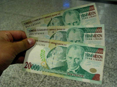 Από το κακό στο χειρότερο η τουρκική οικονομία