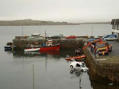 Έπεσαν με το αυτοκίνητο στη θάλασσα και γλύτωσαν