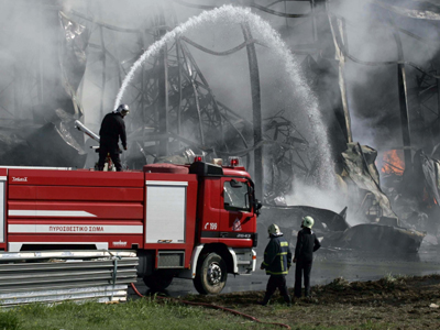 Παραδόθηκε στις φλόγες αποθήκη ελαστικών στην Κατερίνη