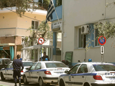 «Μπούκαραν» στο Τμήμα για να φυγαδέψουν τον εργάτη που τους αρμέγει τα πρόβατα