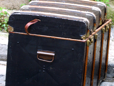 Το παλιό μπαούλο έκρυβε ένα… οπλοστάσιο