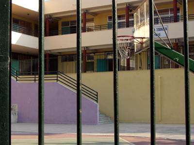 Έριξαν μολότοφ στο προαύλιο γυμνασίου