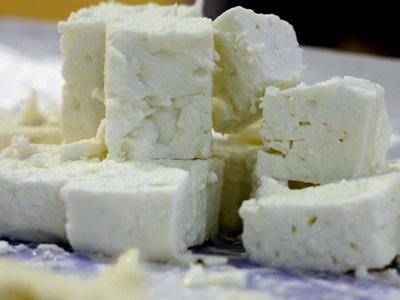 Κατασχέθηκαν ακατάλληλα τυριά και νοθευμένο βαμβακέλαιο