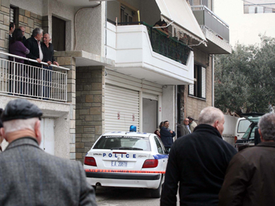 Μαχαίρωσε μέχρι θανάτου ηλικιωμένη μέσα στο σπίτι της