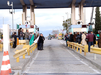 Αγρότες απέκλεισαν τα διόδια του Ρίου
