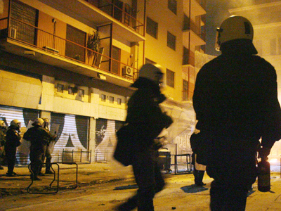 Μολότοφ κατά των ΜΑΤ τα ξημερώματα