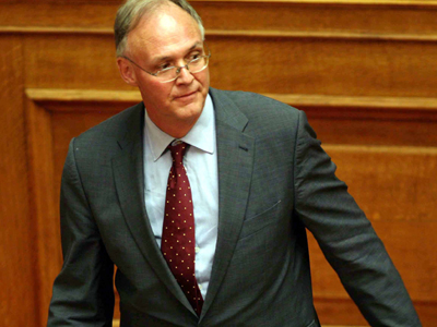 Ανοίγει τα χαρτιά του