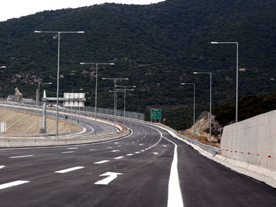 Παρέσυρε δύο οδηγούς που είχαν σταματήσει στη λωρίδα έκτακτης ανάγκης