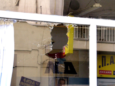 Άγνωστοι πέταξαν πέτρες σε γραφεία ΝΔ και ΣΥΡΙΖΑ