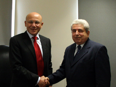 Μισά-μισά τα θέλει ο Ταλάτ στην Κύπρο